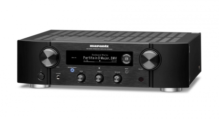 Marantz PM7000N förstärkare i svart, med flera knappar och en display.