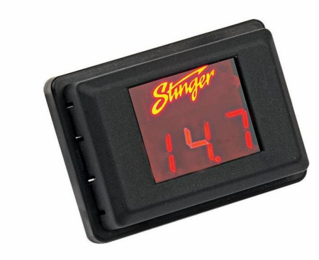 Voltmätare med röd digital display och Stinger-logotyp, visar 14.7 volt.