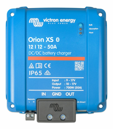 DC-DC-laddare för batterier, 12V in/ut, 50A, blå enhet med IP65-skydd.