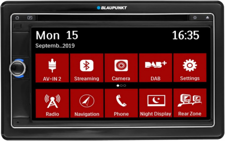 En bilstereo med touchscreen och olika funktioner som radio och navigation.