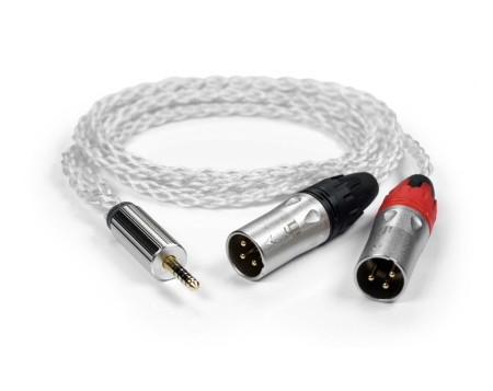 En sladd med 4.4mm kontakt och XLR-kontakter för ljudöverföring.