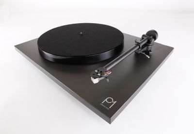 Rega Planar 1 Carbon Plus med inbyggt RIAA, mattsvart